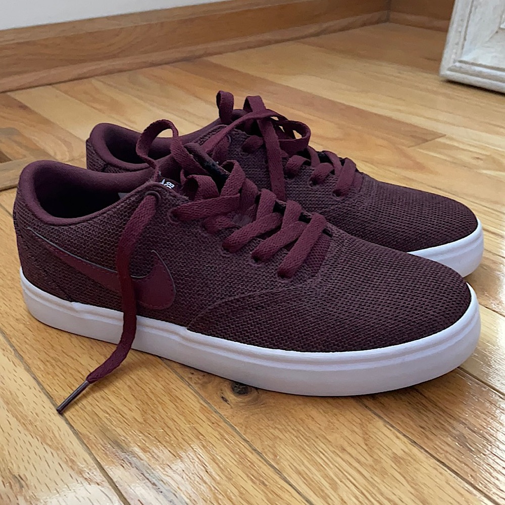 Brand new never worn Nike sb charge canvas sneaker